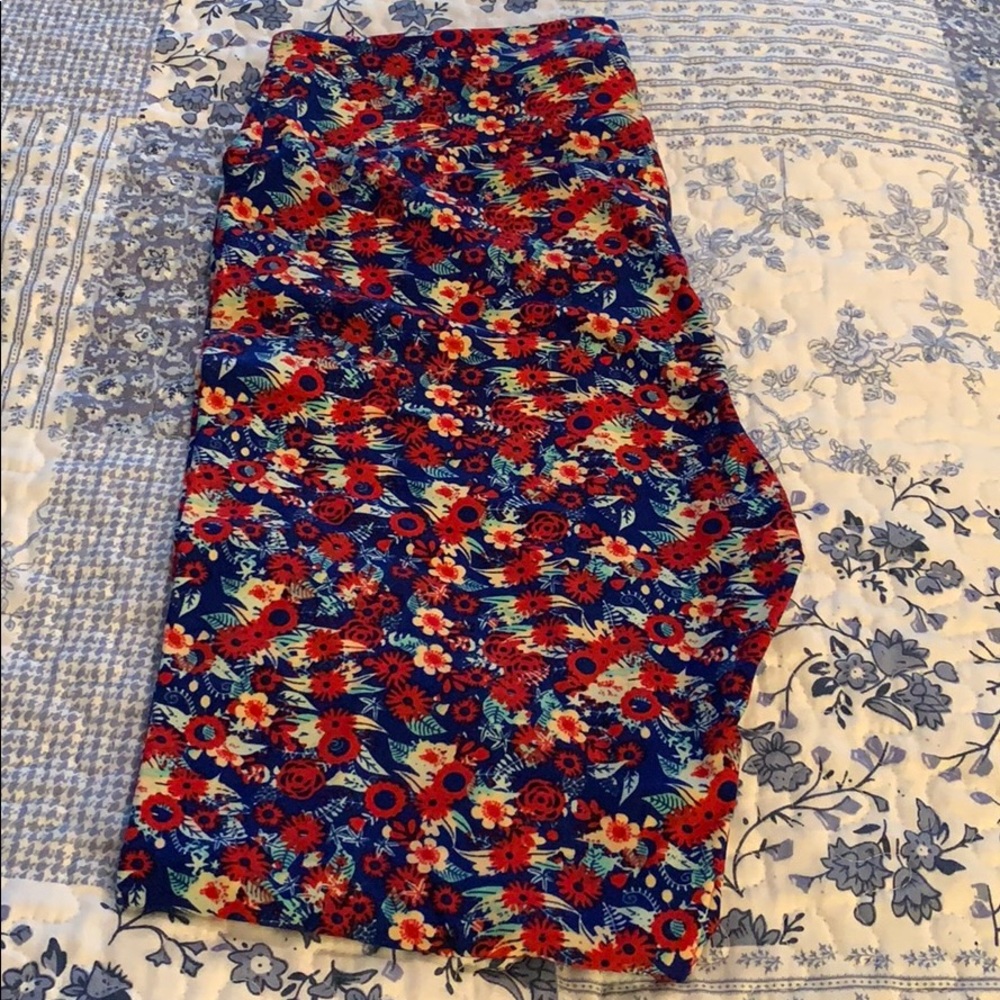 Red BlueWhite Floral LulaRoe Tall & Curvy Leggings